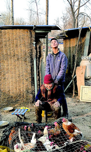 菏泽17岁脑瘫少年养鸡反哺奶奶